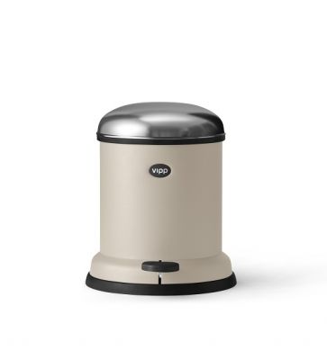 Beiger Vipp Treteimer mit vier Litern Fassungsvermögen und einem Deckel aus glänzendem Edelstahl.